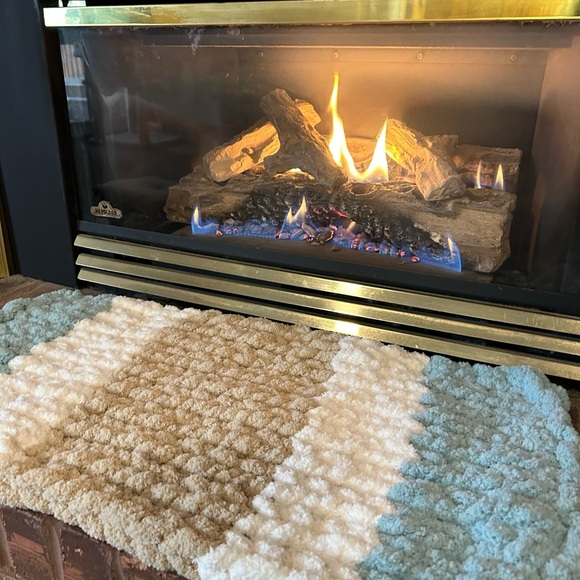 Handmade chunky knit tri coloured pet bed. Mint, cream and tan coloured. - Picture 7 of 10